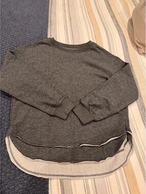 EVALESS Women’s Crewneck Sweatshirt – Gray, Size M (US 8–10)
New without tags